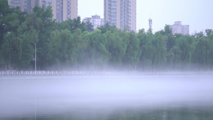 4K河堤步行桥晨雾水雾缭绕