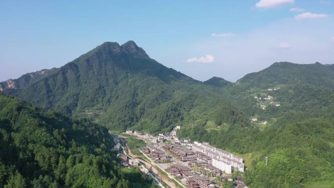 山中小镇  村庄  房屋  大山