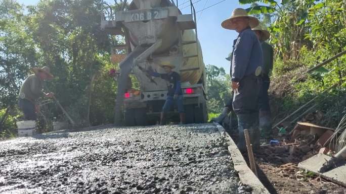 农民修路农村铺设乡村公路水泥硬化道路