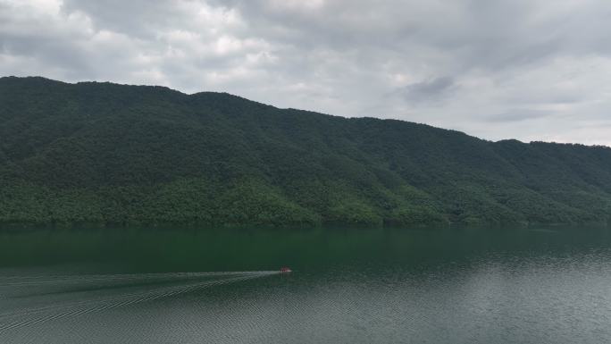 夏日阳光下桂林青狮潭水库水面上的船