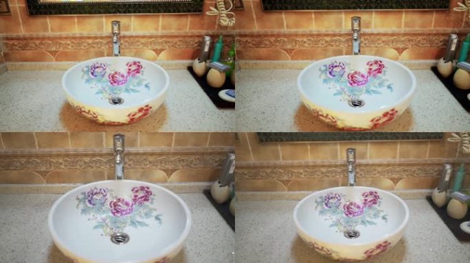 陶瓷洗手池上的大红花图案