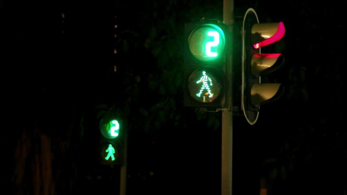 红绿灯变换特写实拍交通信号灯夜晚十字路口