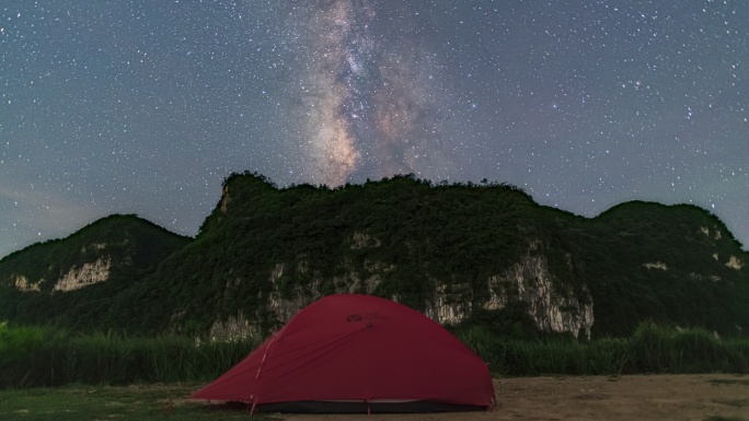 银河星空下的帐篷