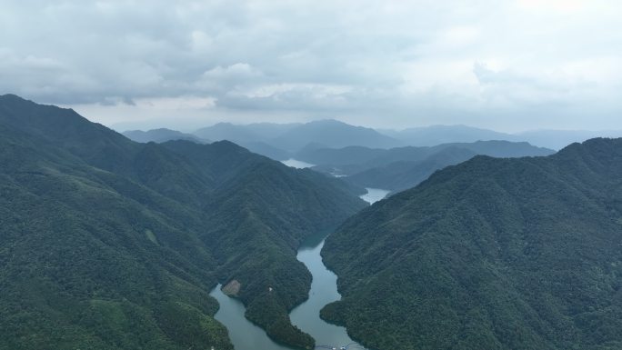 夏日阳光下桂林青狮潭水库水面上的船