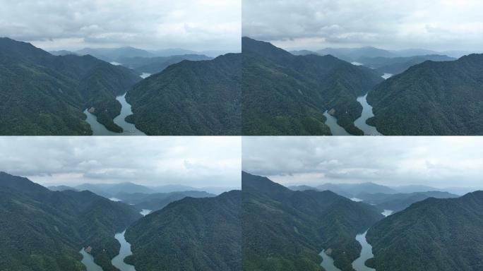 夏日阳光下桂林青狮潭水库水面上的船