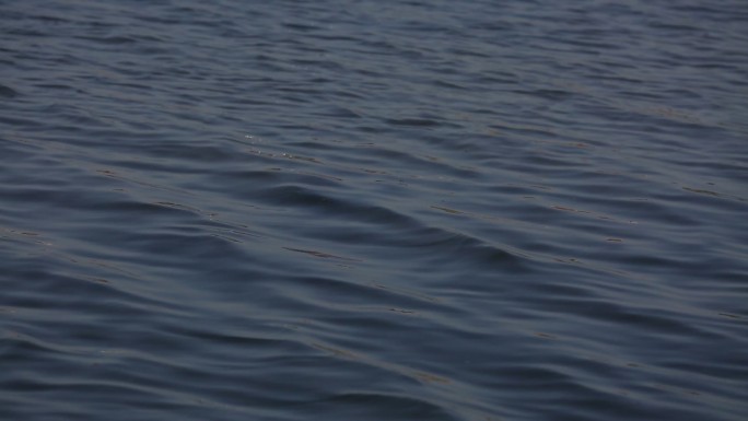 风吹水面湖面江面蓝色波浪波纹特写实拍