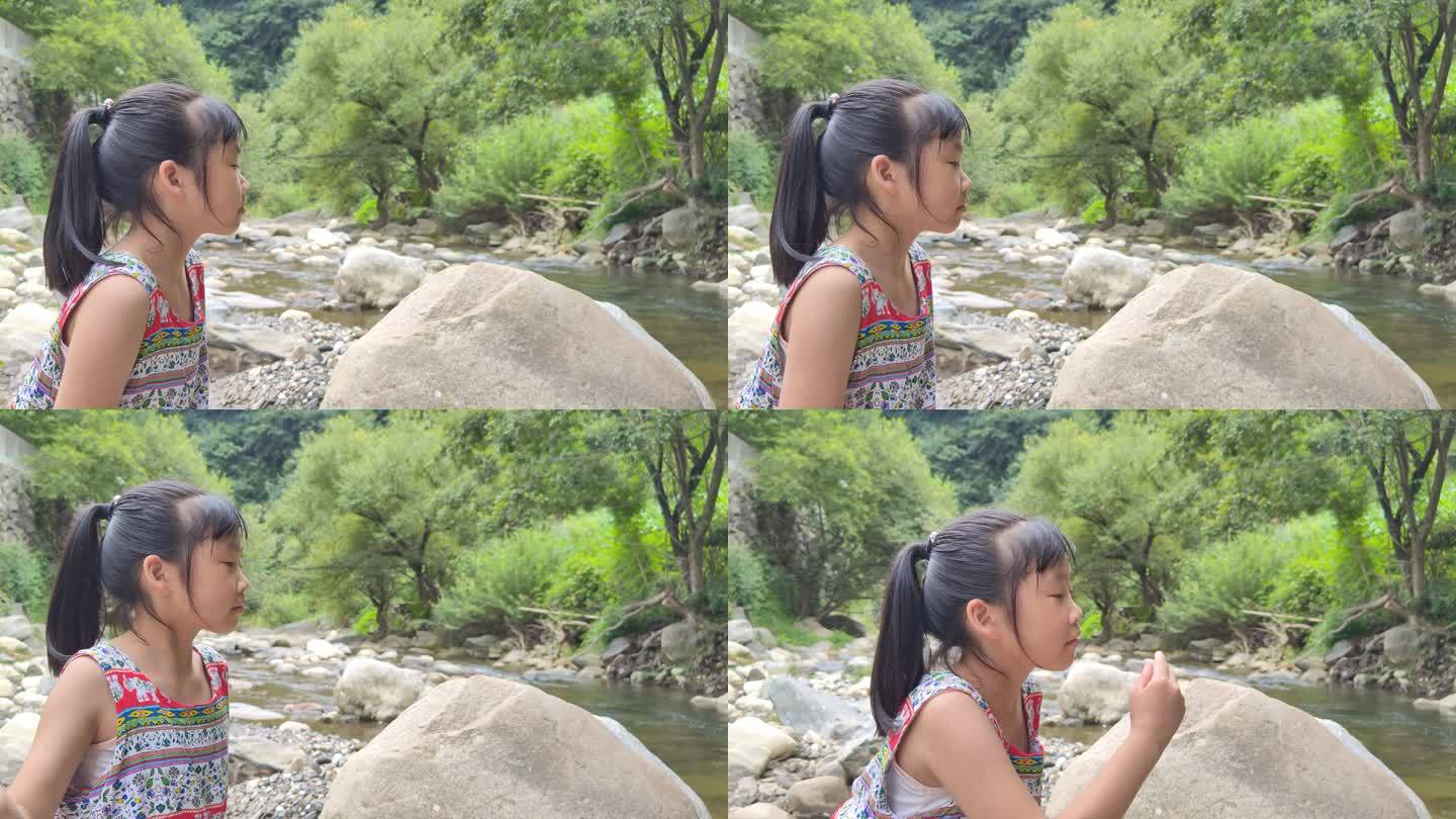 小女孩河边玩耍石头扔河里