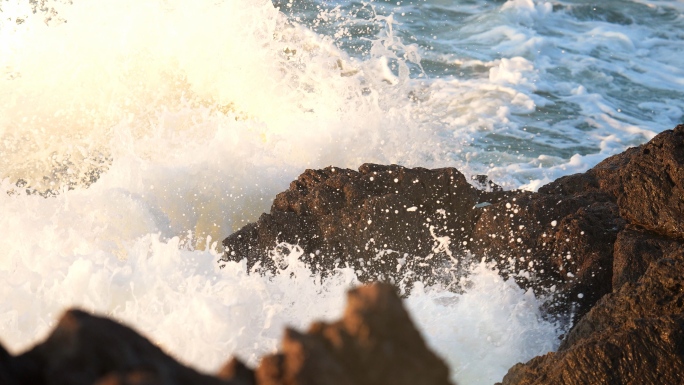 海浪拍打礁石——慢镜头浪花大海海水