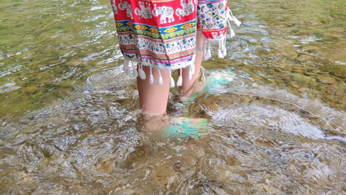 小女孩河里淌水夏季河水清澈视频素材