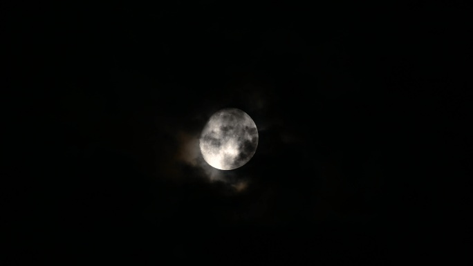 夜空中的一轮明月