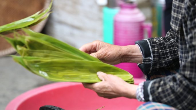 江南浙江传统端午美食包粽子妈妈手特写