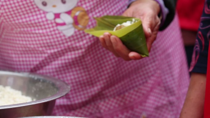 江南浙江传统端午节妈妈包粽子手特写