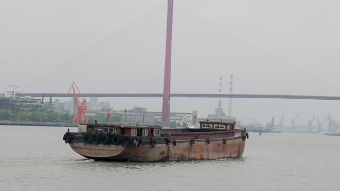 黄浦江上的货运船