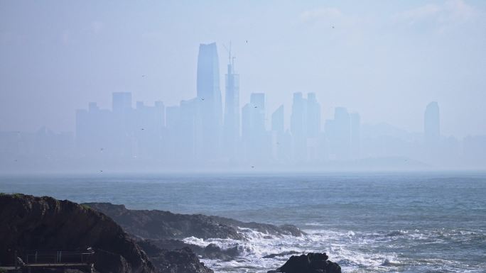 青岛滨海城市建筑的清晨