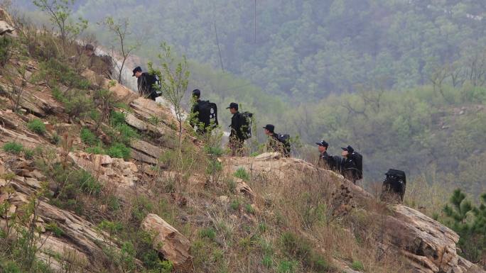 威海里口山十八里担架道登山拉练的队伍