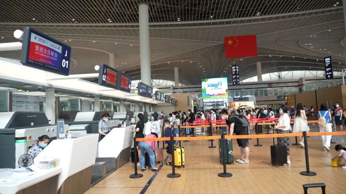 青岛胶东国际机场，候机大厅实拍