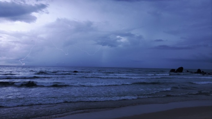 海边打雷闪电瞬间