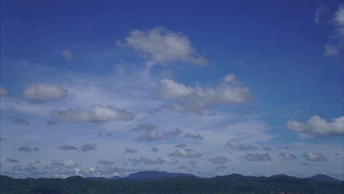 山上蓝天白云 山顶蓝天白云朵朵飘过