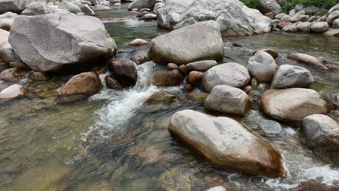 山里小溪玩耍乡愁童年戏水亲近大自然避暑