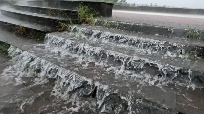 暴雨来临强降雨积水倾斜而下