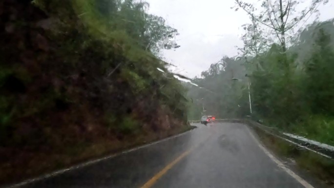 强对流天气暴雨来临