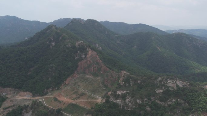 航拍威海里口山邓家寨附近的青翠山野