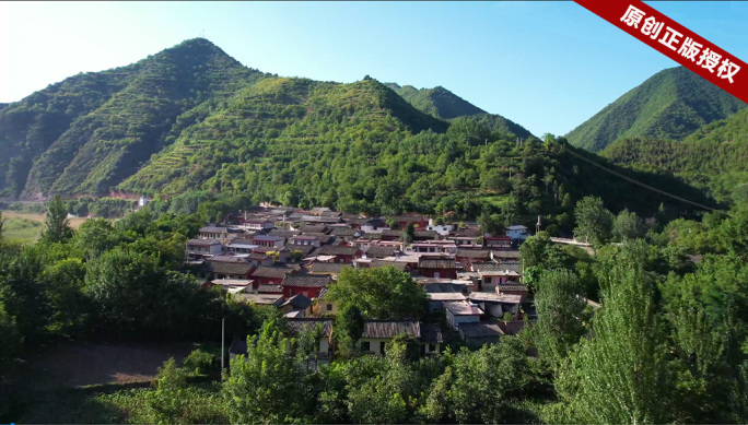 田野中的村庄 贫困山区小村庄大山里小村庄