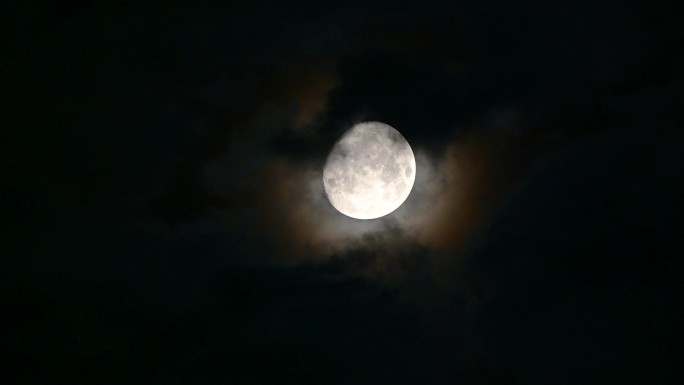 夜空中一轮明月
