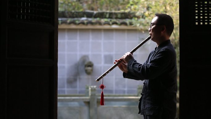 中国传统乐器竹箫洞箫演奏古建筑木门剪影