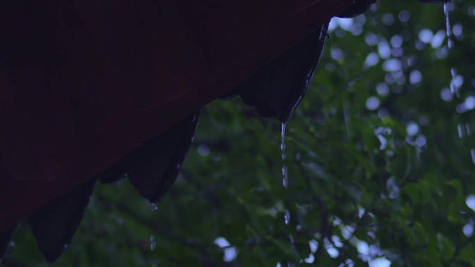 古风屋檐下的雨