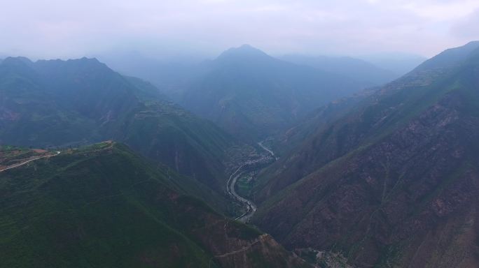 航拍群山里的盘山公路