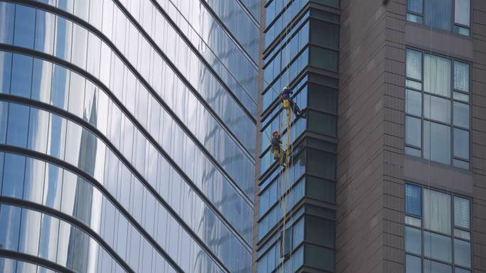 【原创正版】两个工人高空作业清洗建筑外墙