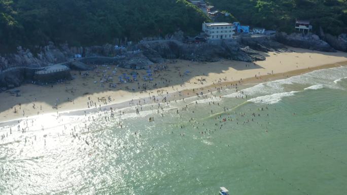 「有版权」原创航拍沙滩玩水的人4K