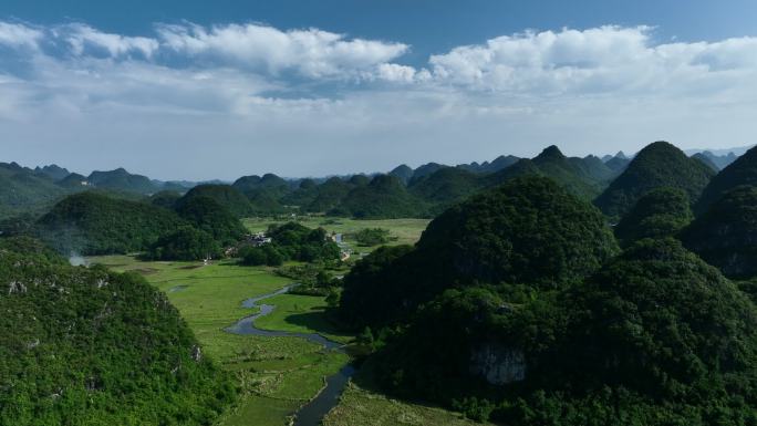 蓝天白云下桂林喀斯特地貌峰林间的田园风光