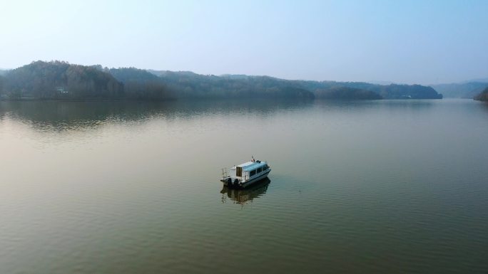 秋天湖面上小船4K航拍