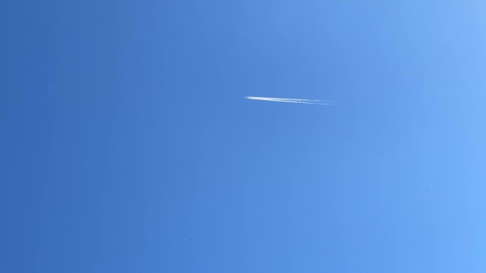 蓝天下飞机拉线