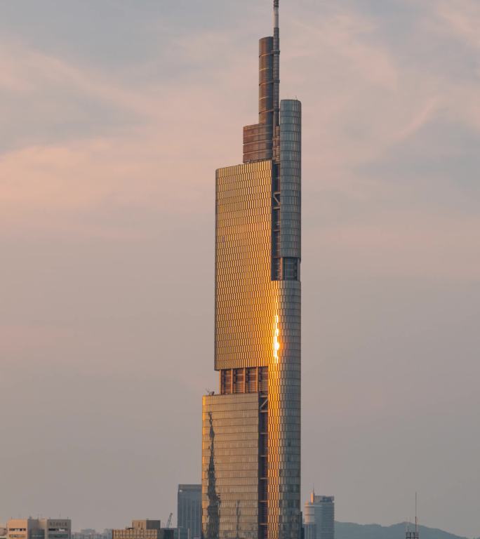 落日余晖下的紫峰大厦光影变化