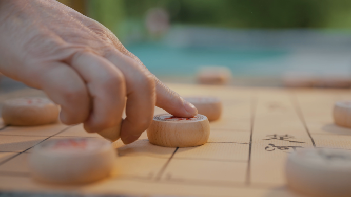 老人和孙子下象棋 爷孙下象棋