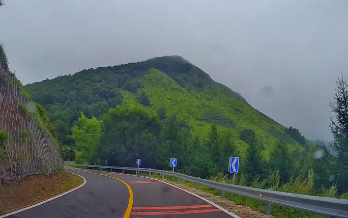 行车素材.北京灵山山路上的雨雾云烟