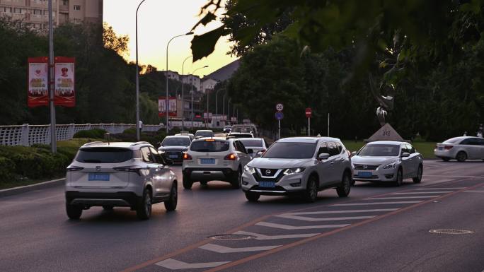 实拍4K下班通勤马路车流夕阳回家交通岔路