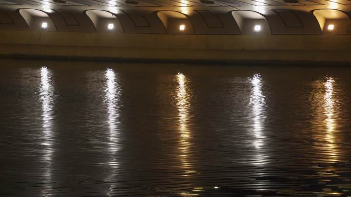 水面倒影桥下灯光