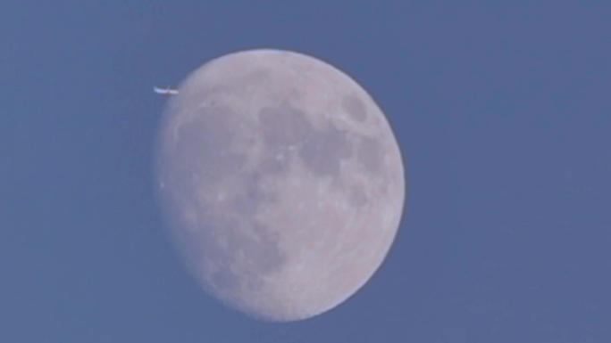 飞机穿月