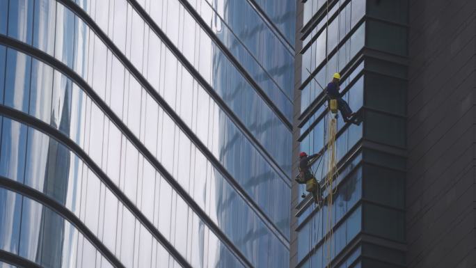 【原创正版】两个工人高空作业清洗建筑外墙
