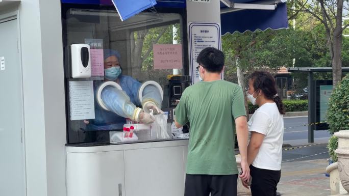 核酸检测屋夏天排队核酸扫码