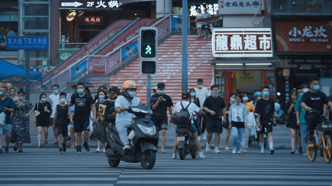 城市人流 人行道 过马路 红绿灯斑马线