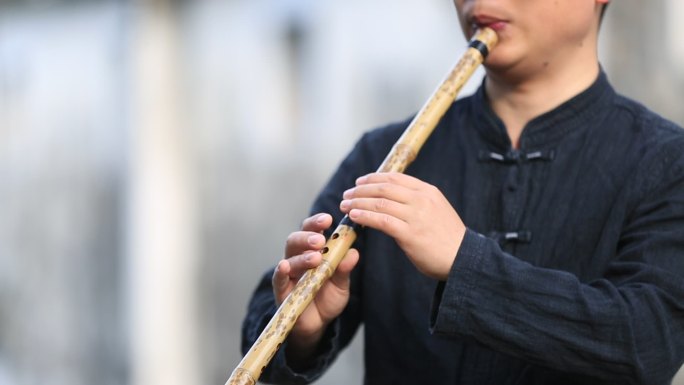 中国传统乐器竹箫洞箫演奏实拍吹箫手老房子