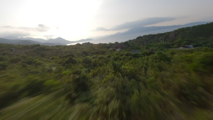 穿越山脉的航拍