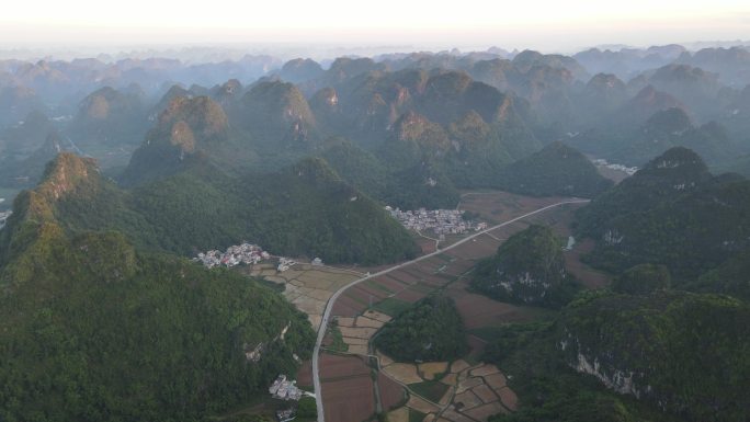 广西马山古零小都百群山晨曦