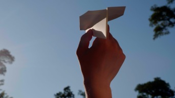 4K实拍纸飞机飞翔 放飞梦想 希望的翅膀视频素材