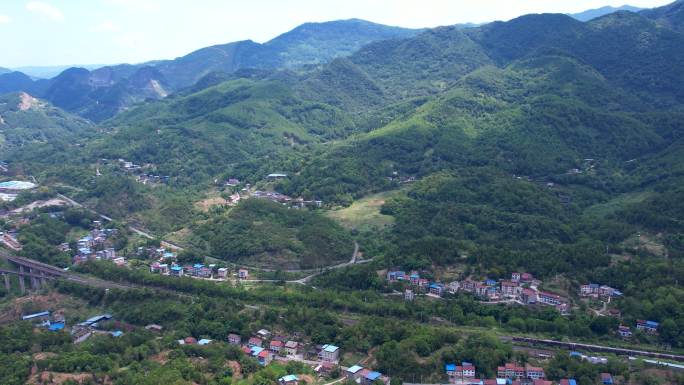 华蓥山脉城乡全景